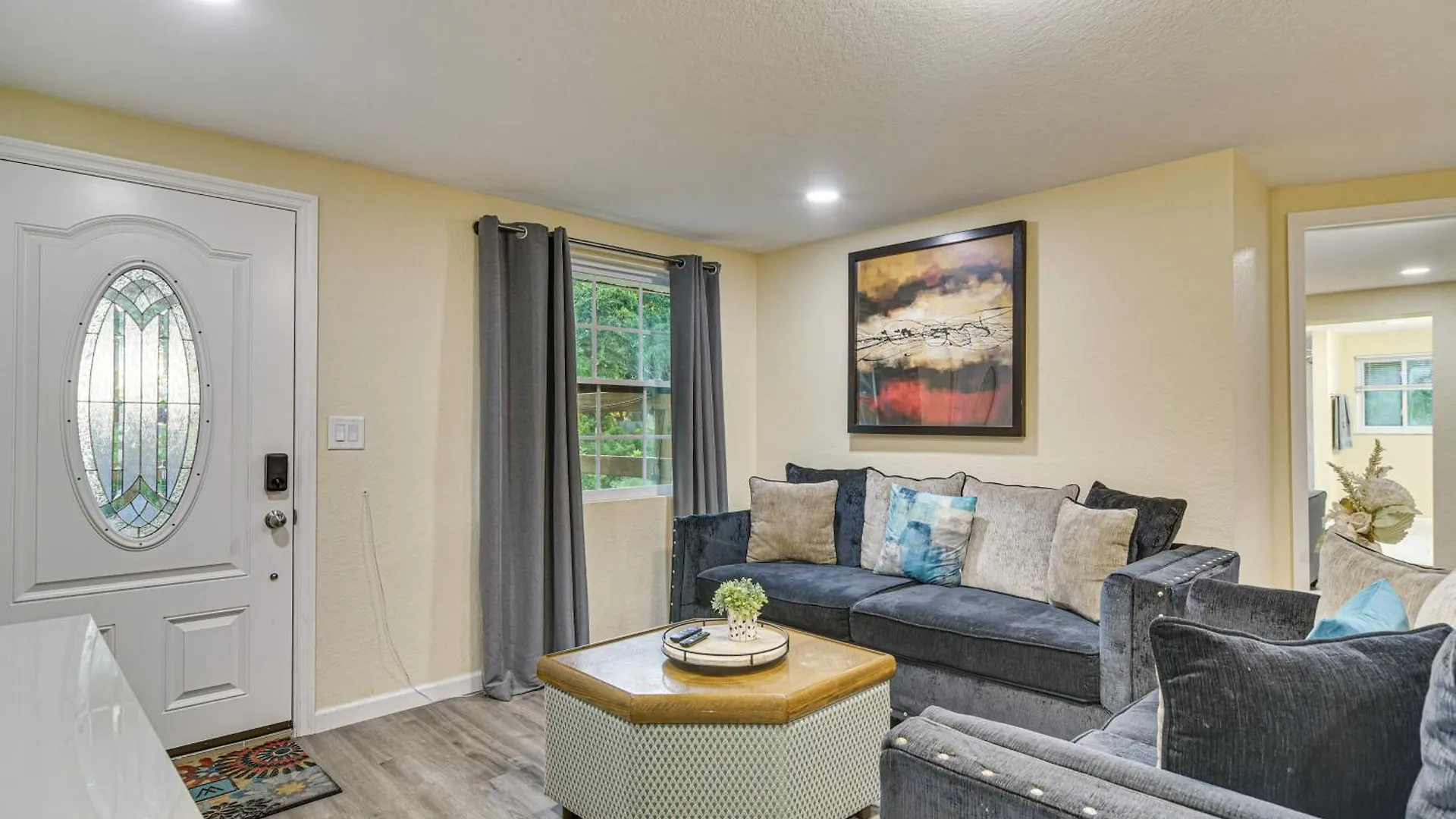Spacious Tampa Home Pets Welcome! 0*,