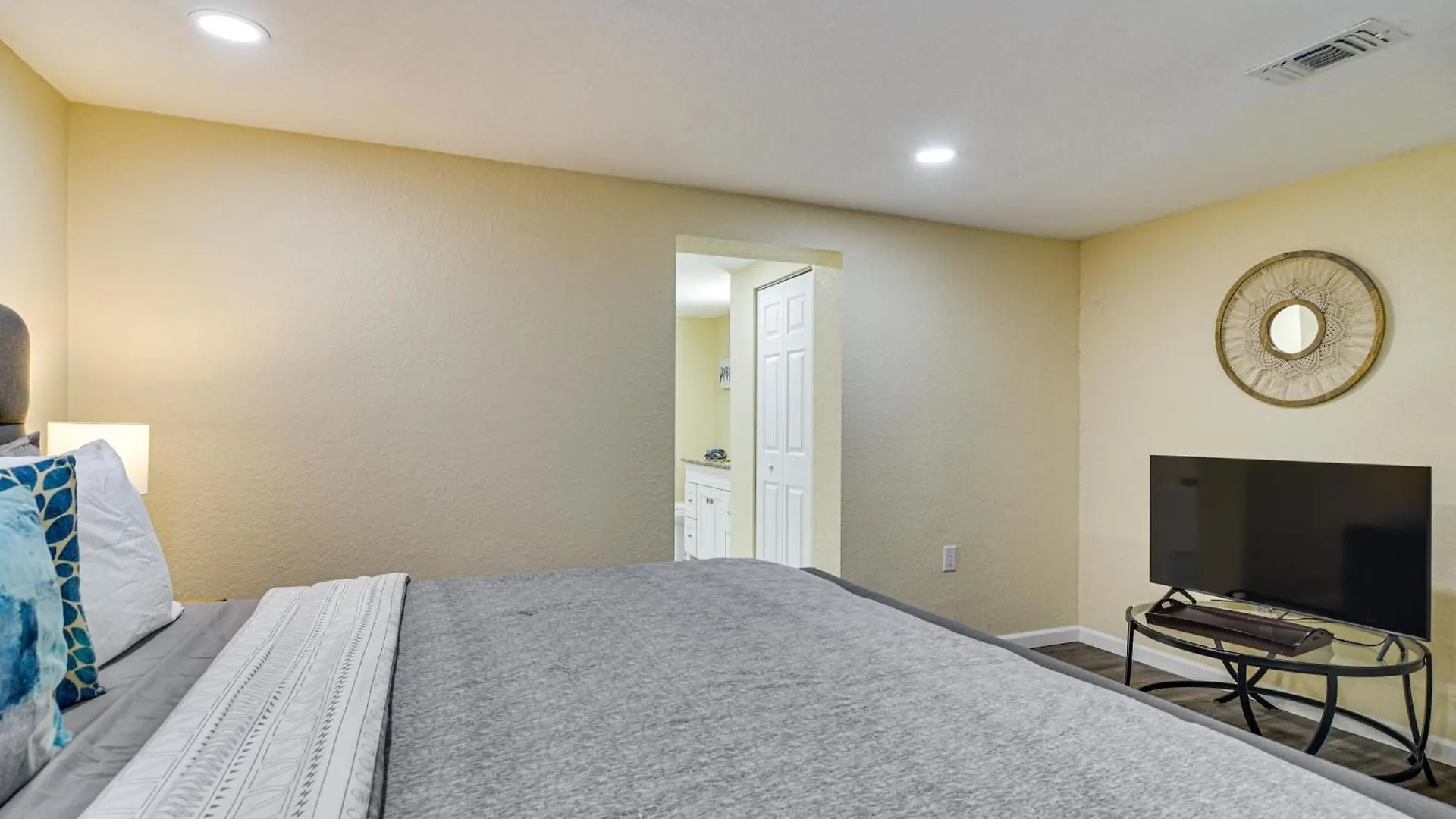 Spacious Tampa Home Pets Welcome!