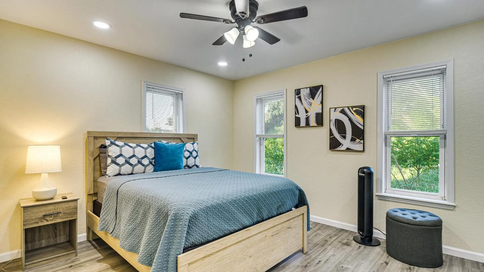Spacious Tampa Home Pets Welcome! 0*,